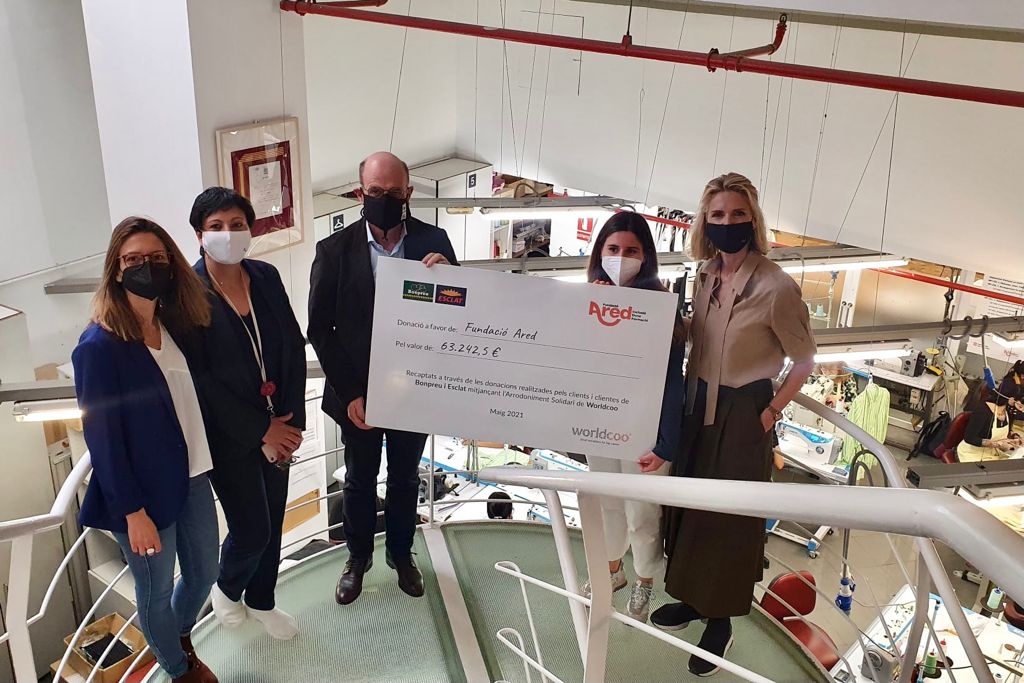 Responsables del Grup Bon Preu fent l'entrega del xec amb el recapte aconseguit en l'Arrodoniment Solidari a la Fundació Ared. FOTO: Cedida