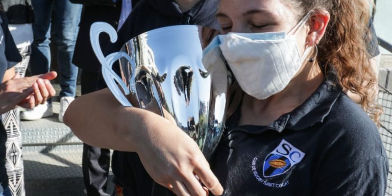 La capitana del sènior femení del CRSC abraça la copa de campiones. FOTO: Lali Puig