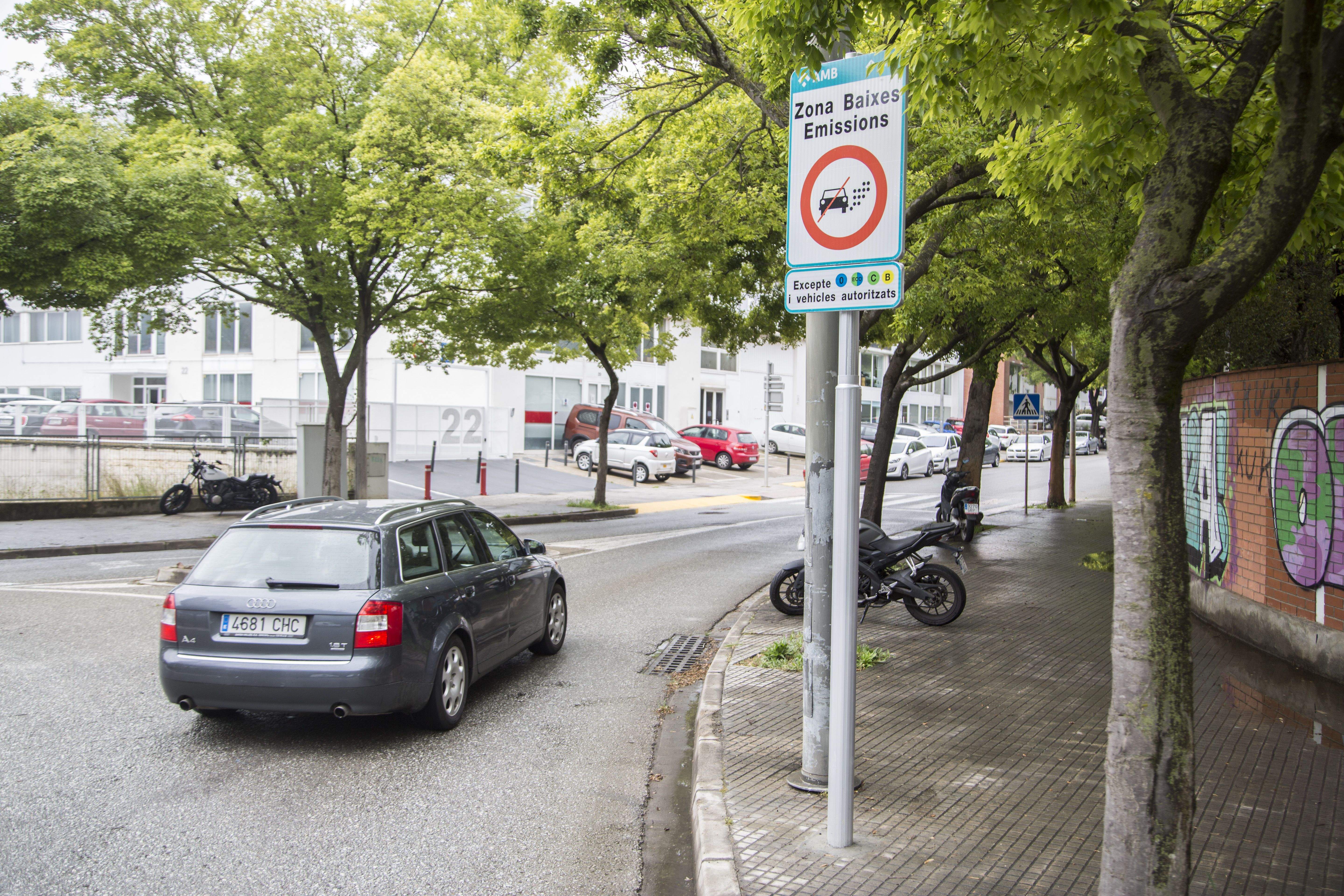 Un cotxe passa per davant d'una senyal de la Zona de Baixes Emissions. FOTO: Àngel Bravo