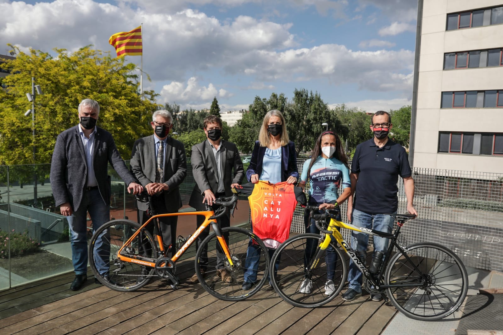 Francesc Carol, Rubèn Peris (Volta Ciclista a Catalunya), Pere Soler, Mireia Ingla, Patricia Ortega (ciclista Massi-Tactic) i Oriol Cusó (Unió Ciclista Sant Cugat), en la presentació de la reVolta. FOTO: Lali Puig (Ajuntament)