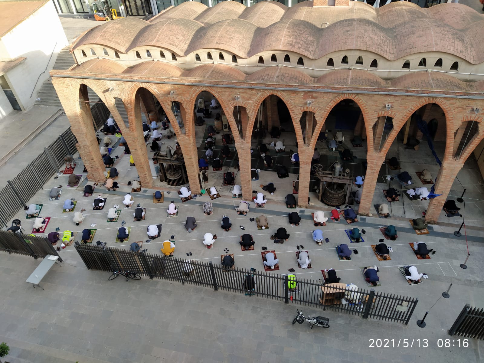 Desenes de persones resen en l'últim dia del Ramadà. FOTO: Miquel Fuertes Fernández