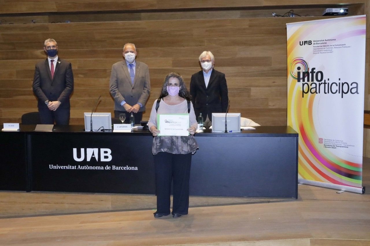 La tinent d’alcaldia de Bon Govern, Transparència, Participació i Barris, Lourdes Llorente, recollia el premi. FOTO: Cedida