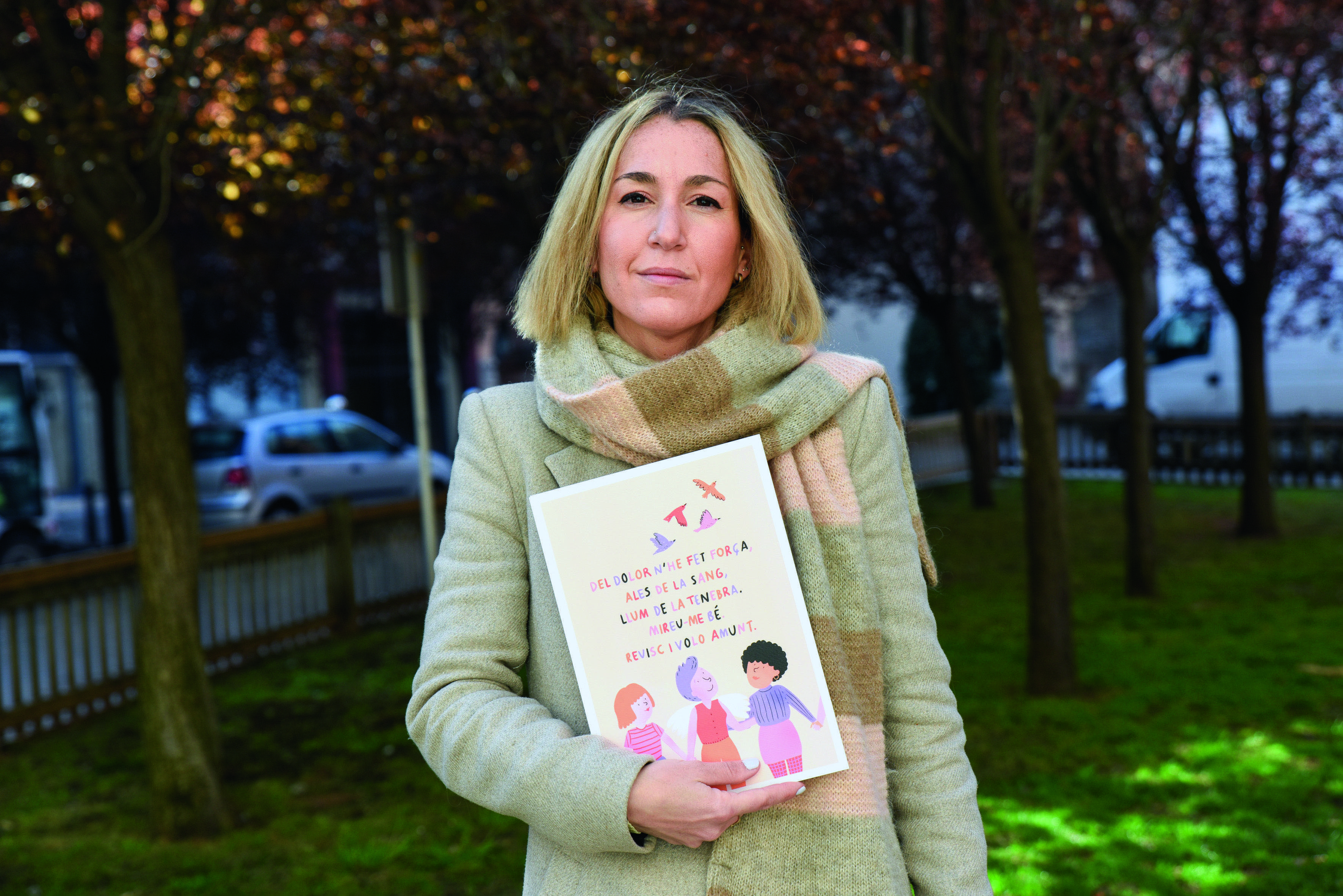 Blanca Solà, malalta endometriosi, amb una làmina solidària del seu projecte 'Volar és poder' per recaptar fons per la investigació d'aquesta malaltia. FOTO: Bernat Millet