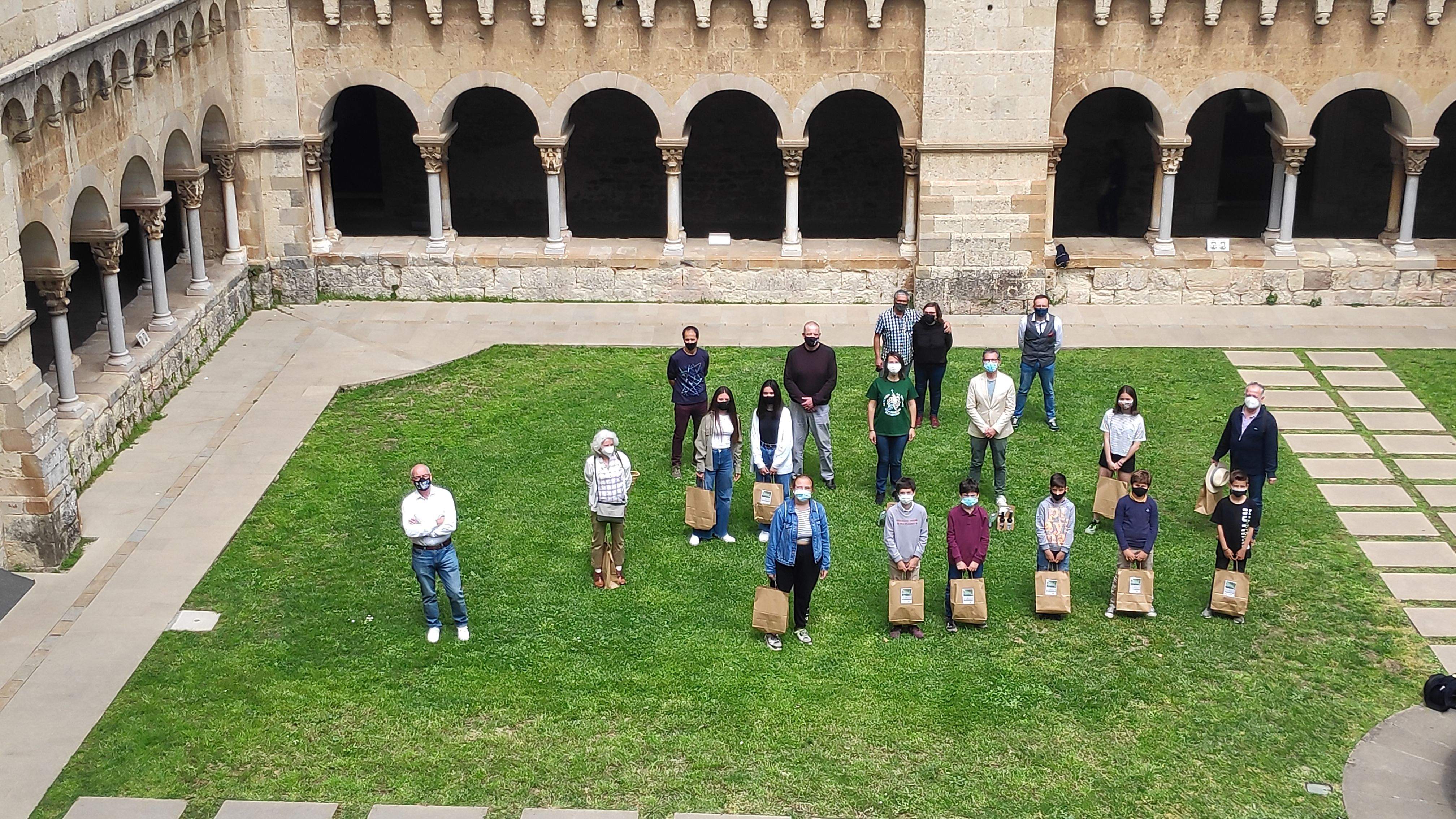 Tots els premiats de la 7a edició del premi litarari 'Gausacs Amunt' juntament amb els membres que han entregat els premis. FOTO: Amit Gayà.
