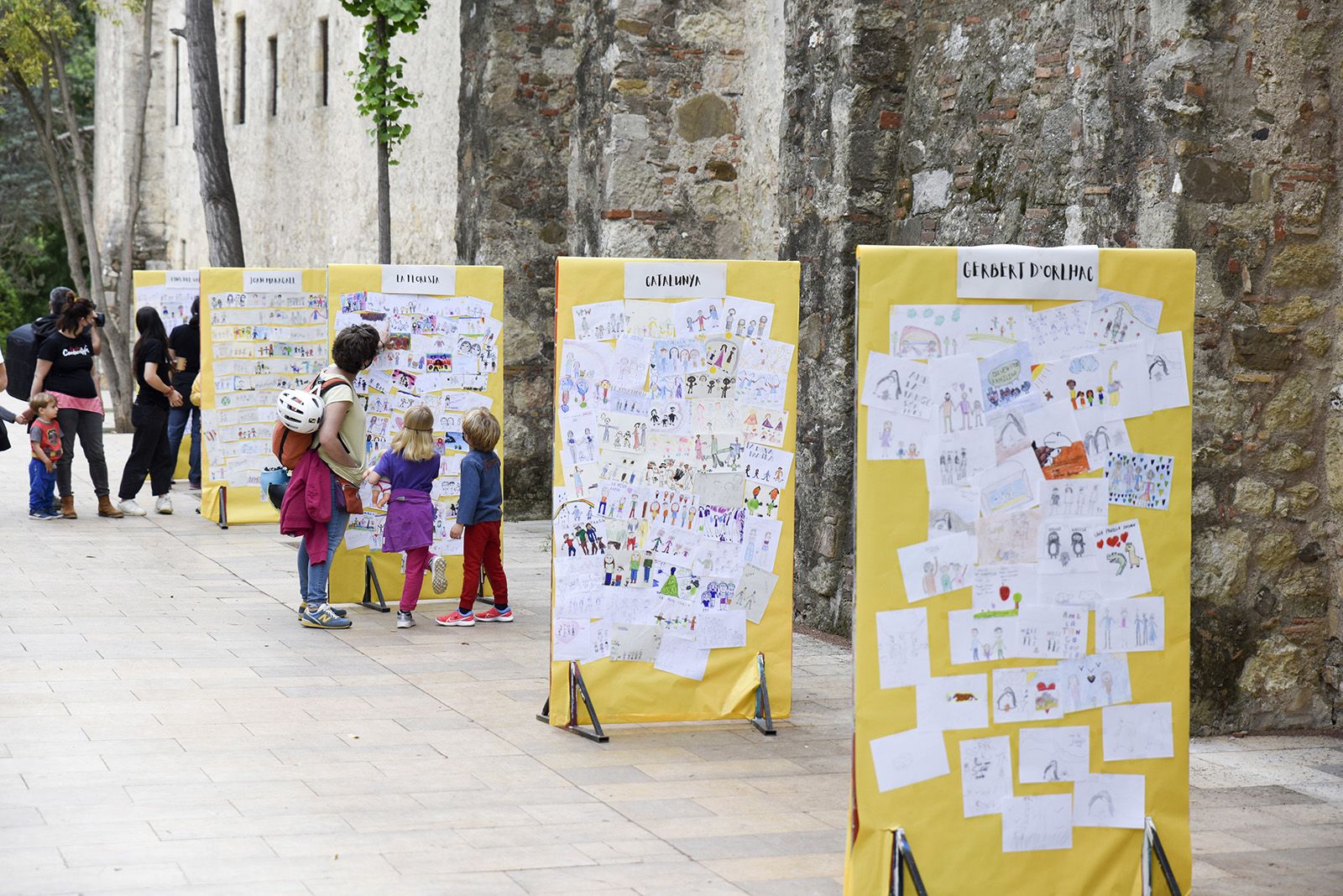 Dibuixos dels infants de les 12 escoles públiques de Sant Cugat. Foto: Bernat Millet.