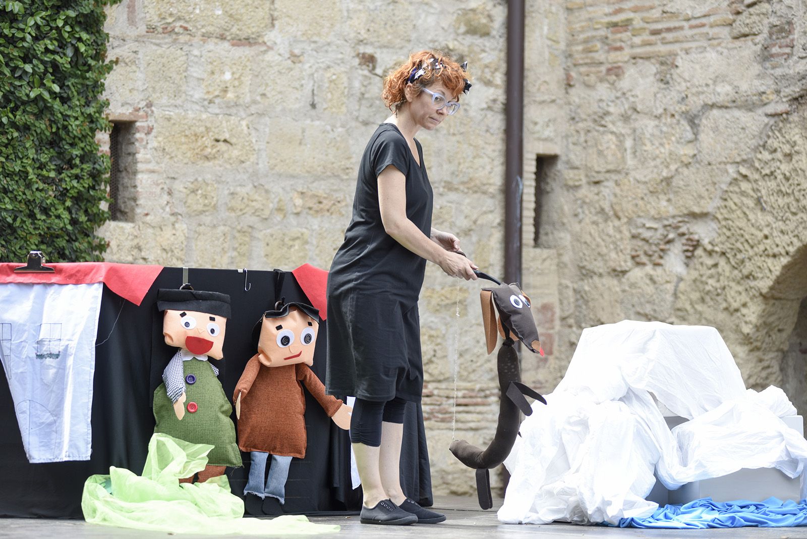 Laberta Delpoblet interpretant titelles per als infants. Foto: Bernat Millet.