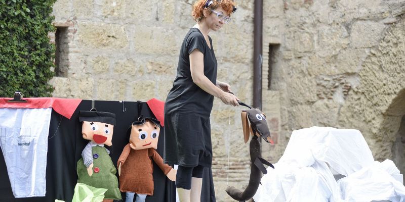 Laberta Delpoblet interpretant titelles per als infants. Foto: Bernat Millet.
