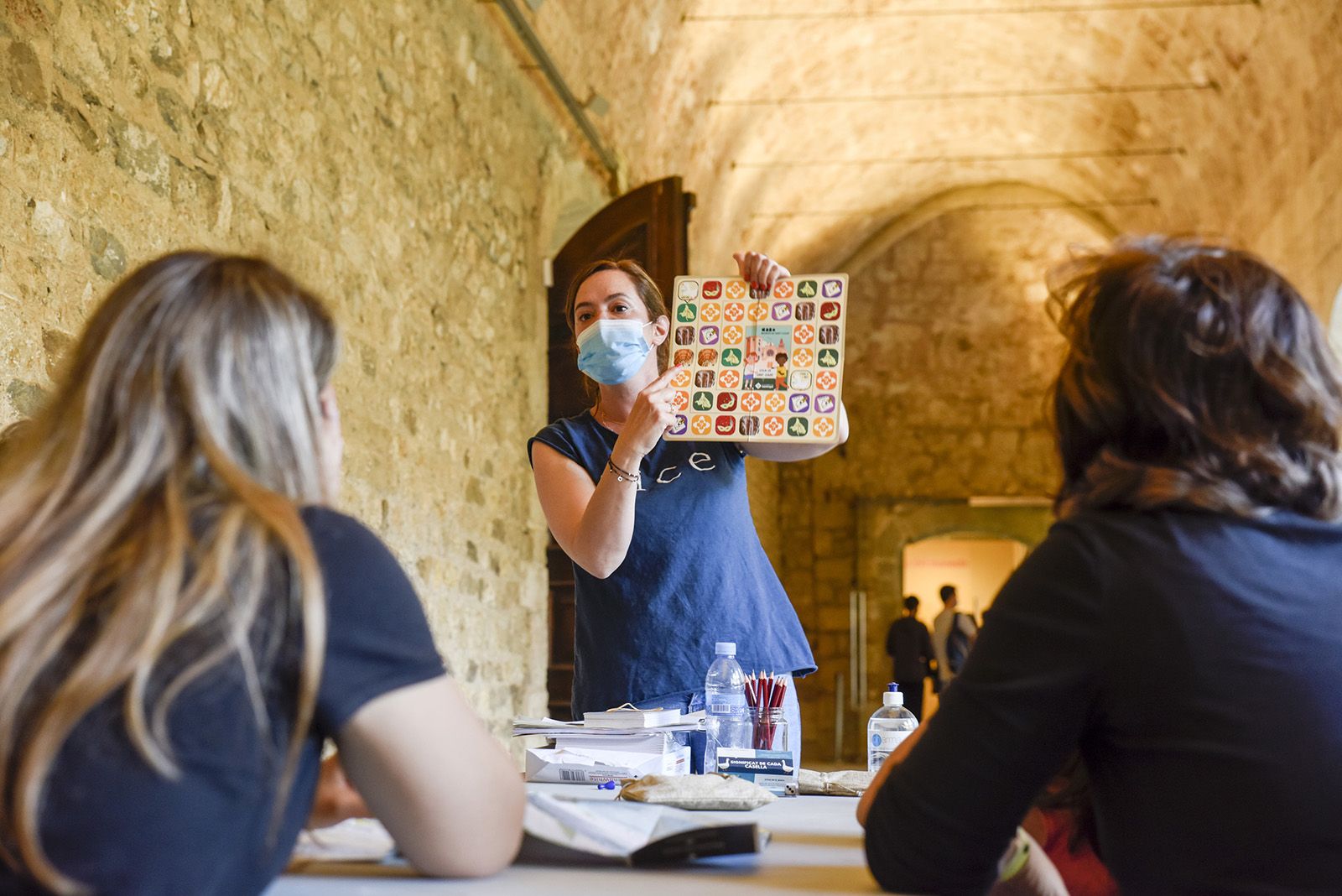 Joc de l'oca al claustre del monestir pel dia internacional dels museus. Foto: Bernat Millet.