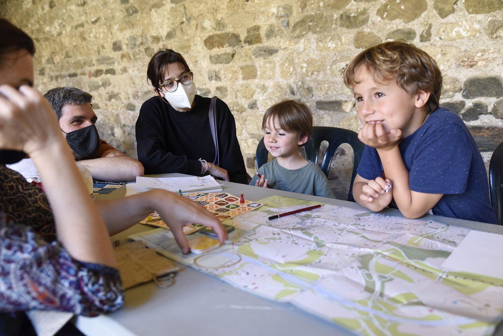 Joc de l'oca al claustre del monestir pel dia internacional dels museus. Foto: Bernat Millet.