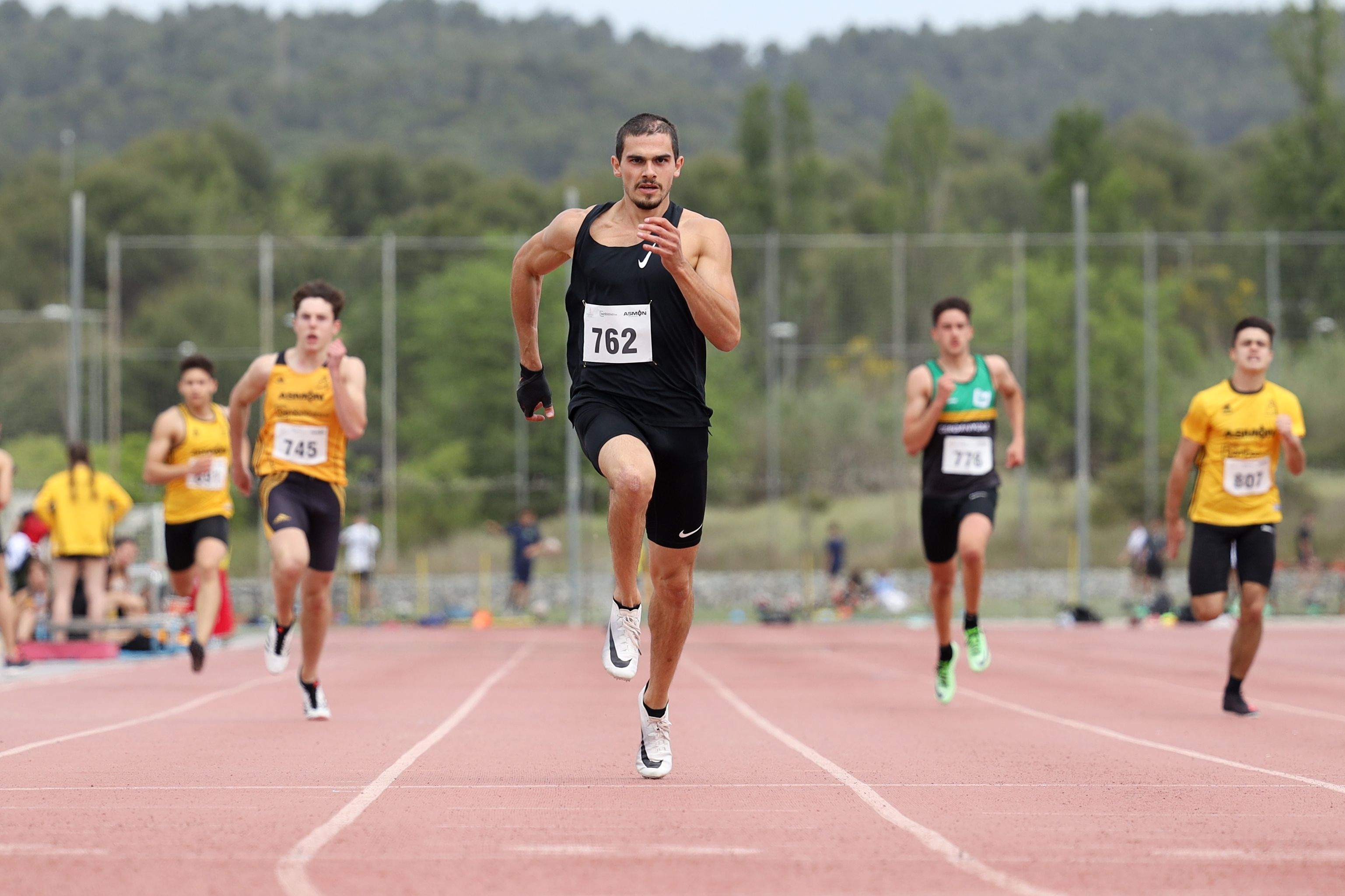 Bruno Hortelano i altres atletes durant l'entrenament del CMSC a La Guinardera. FOTO: Carlos Guzmán