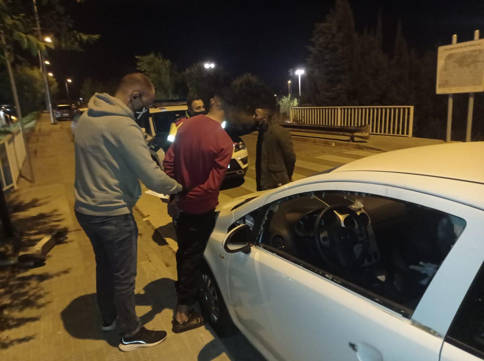 Moment que agents de paisà dels Mossos d'Esquadra detenen els dos homes FOTO: Cedida