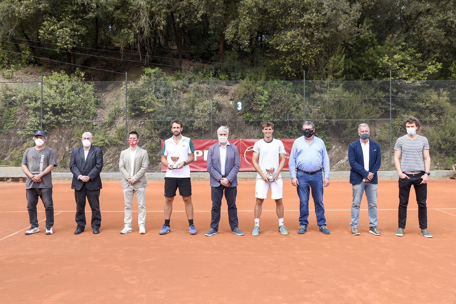 Els dos finalistes del XV Futures BTT Tennis Academy amb representants de l'Ajuntament de Sant Cugat, l'EMD de Valldoreix, el CE Valldoreix i la federacio catalana i espanyola de tennis. FOTO: Bernat Millet.