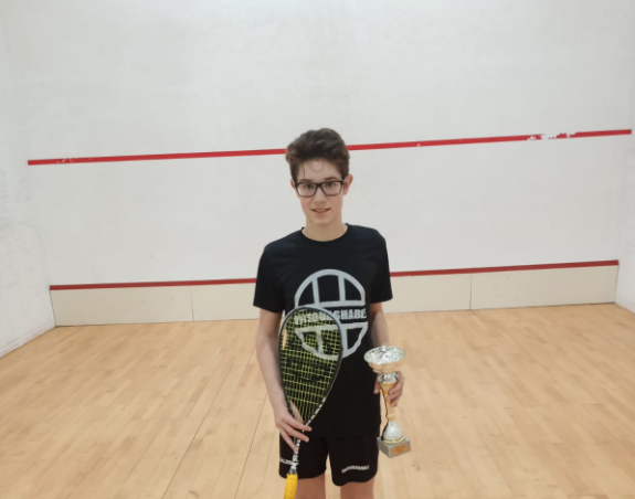 Marc Altarriba amb el títol del Campionat de Catalunya sub-15. FOTO: Cedida