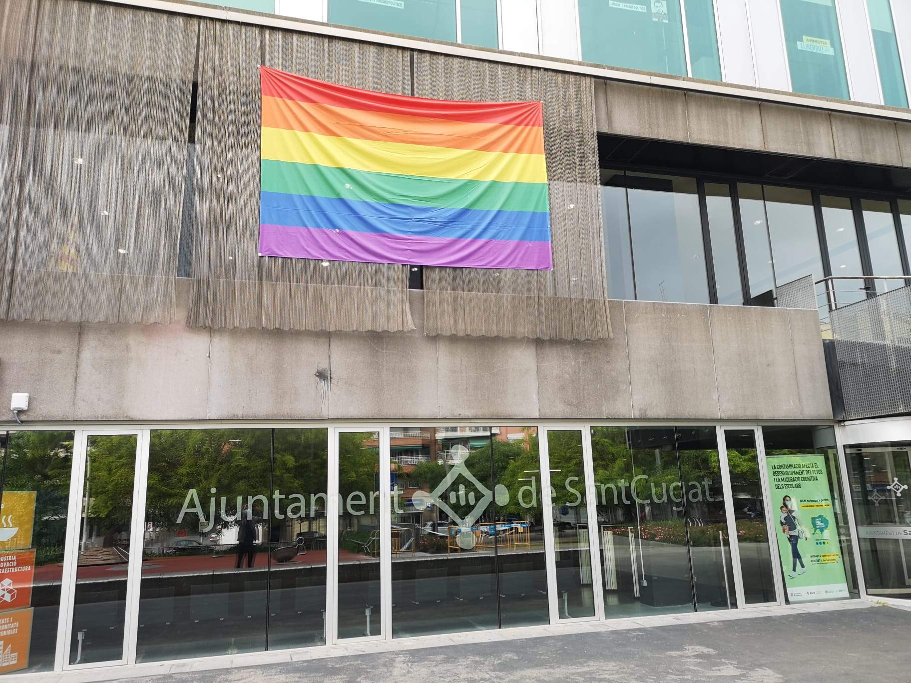 La bandera LGTBI penjada fa temps del balcó de l'Ajuntament. FOTO: Cedida