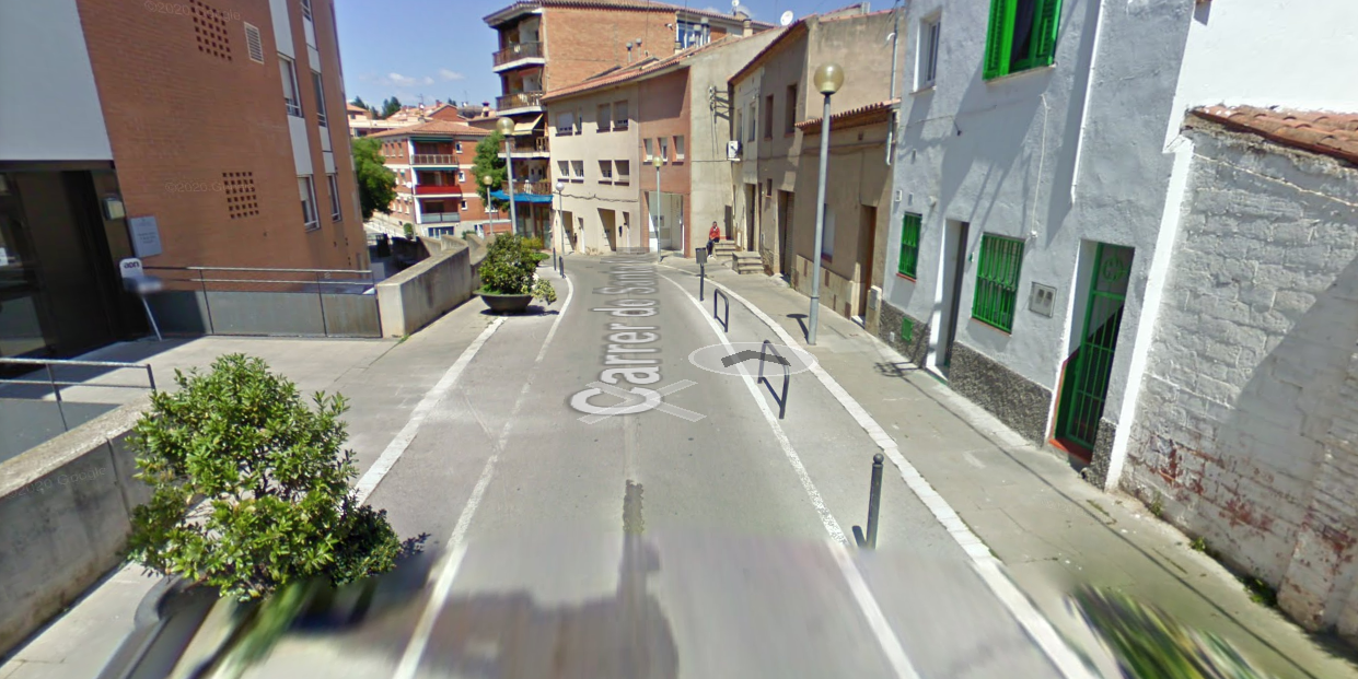 La veïna ha explicat que les pilones no són una solució per evitar que la gent aparqui al carrer de Santa Rosa. FOTO: GoogleMaps