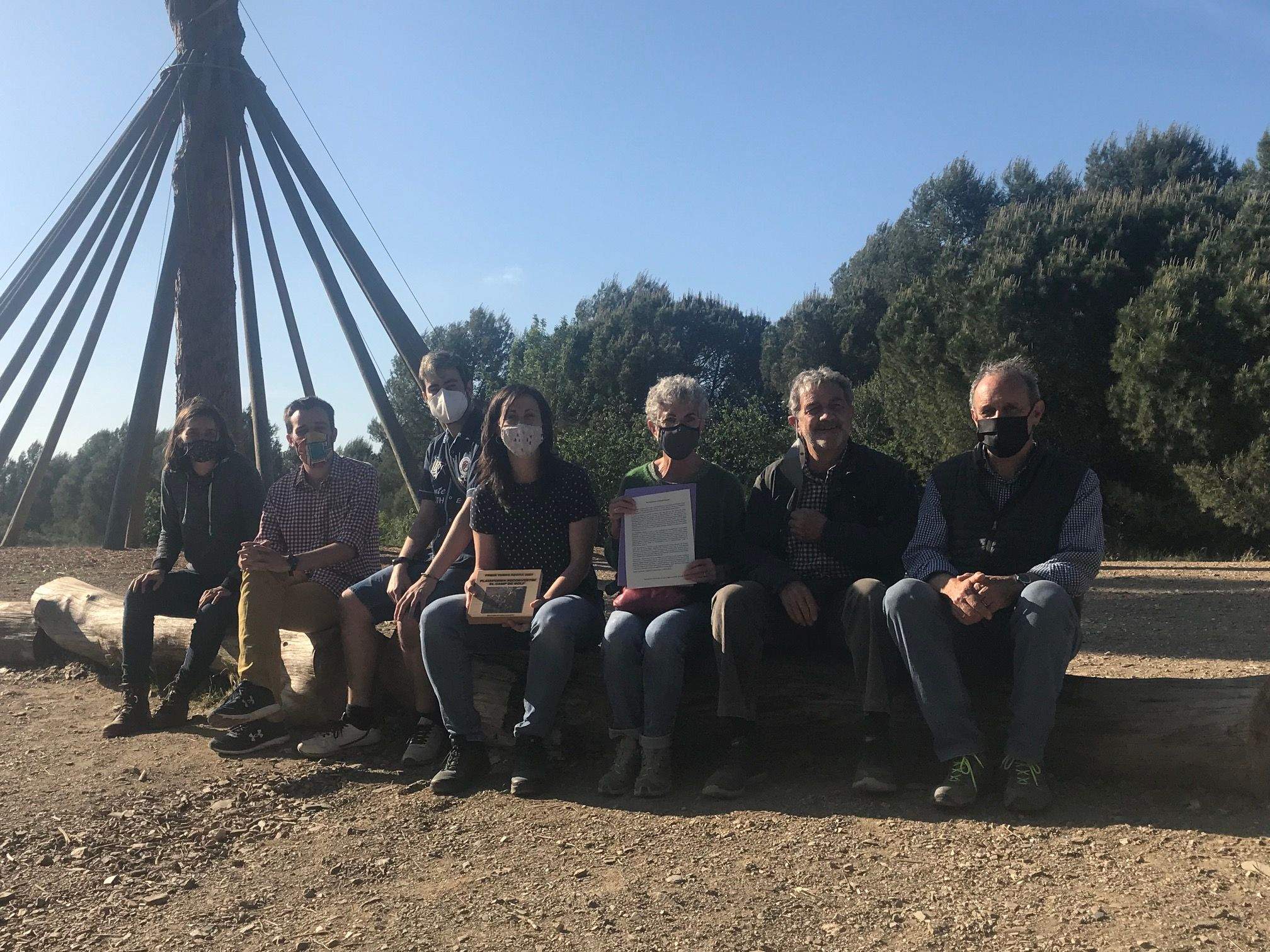 El jurat del Premi Torre Negra, juntament amb membres de la Plataforma Reconvertim el Camp de Golf i membres d'Unipau. FOTO: Nielo Ballart