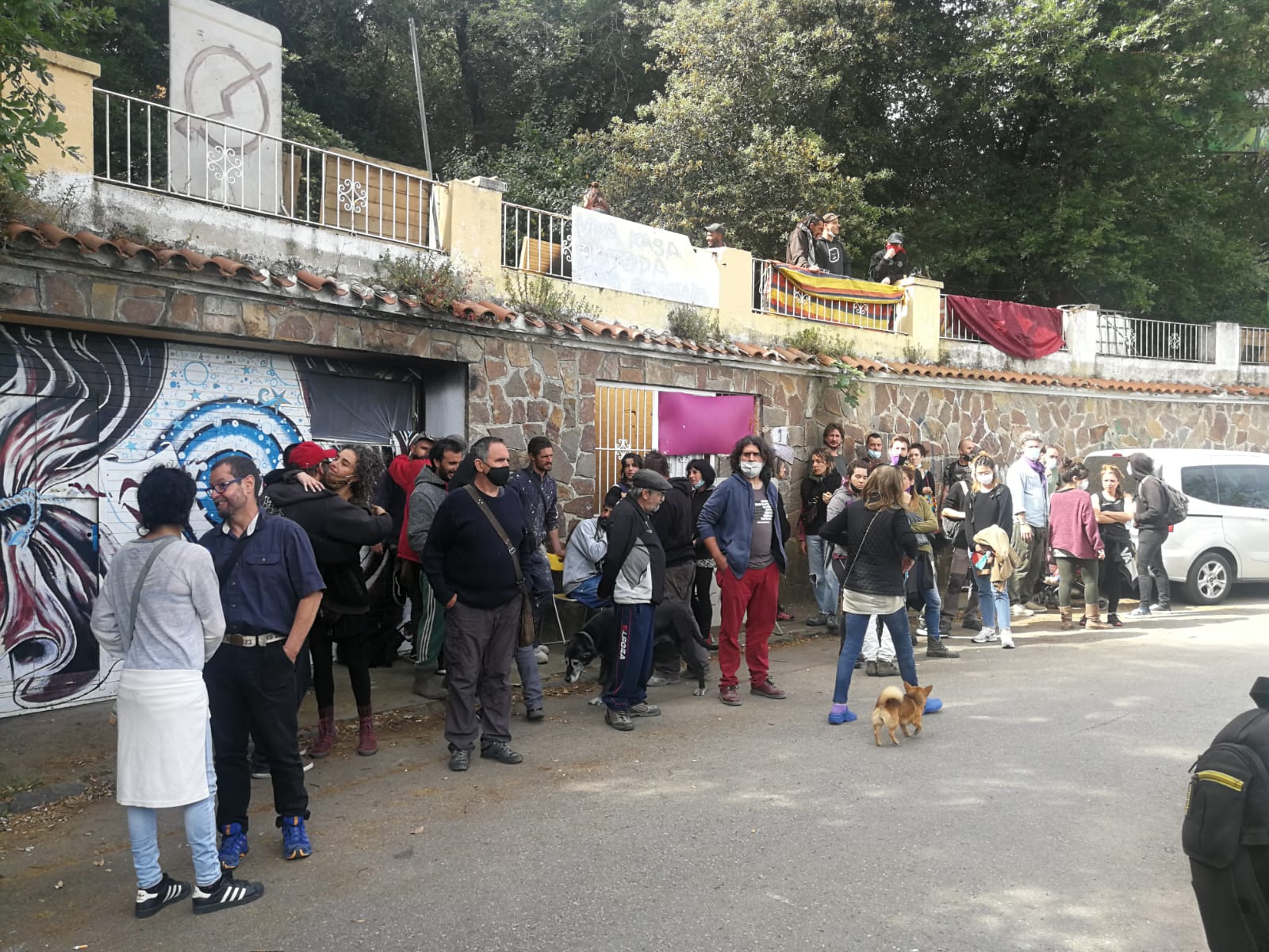 S'atura un desallotjament en un espai okupat de la Floresta. FOTO: Bernat Millet