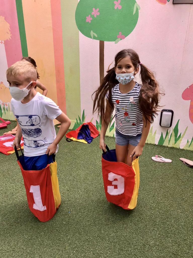 Kids&Us nens saltant