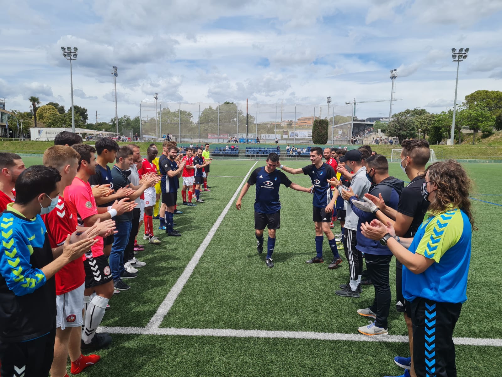 Carlos Esteban, davanter de l'Atlètic Junior FC, rep un homenatge per la seva retirada. FOTO: Toni Arnaus / Atlètic Junior FC.