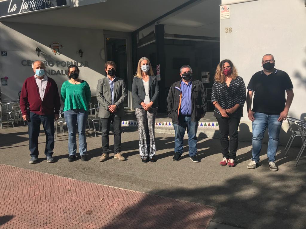 Foto de família de la roda de premsa de l'Ajuntament i el Centro Popular Andaluz. FOTO: Ferran Mitjà