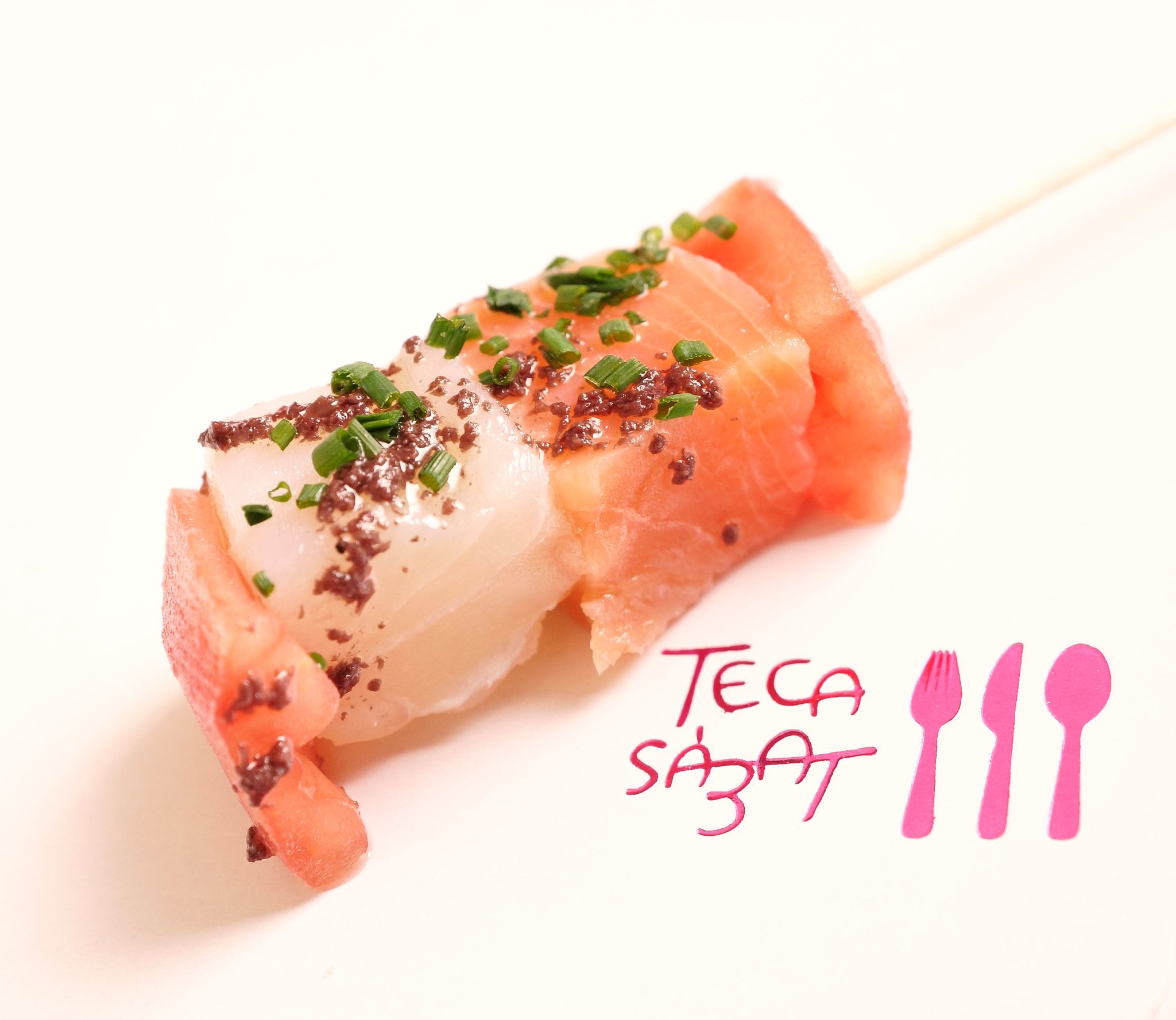 Teca Sabat ofereix menjar emportar-se com canapés de salmó. FOTO: Cedida