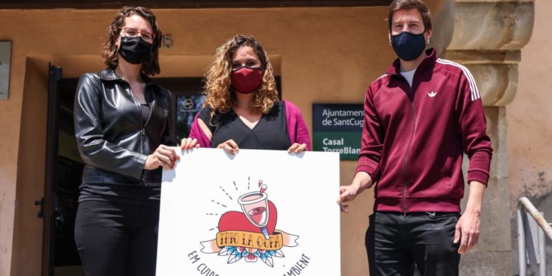 Alba Gordó, Núria Gibert i Marco Simarro, en la presentació de la campanya de l'Ajuntament per impulsar la copa menstrual. FOTO: Lali Puig (Ajuntament)