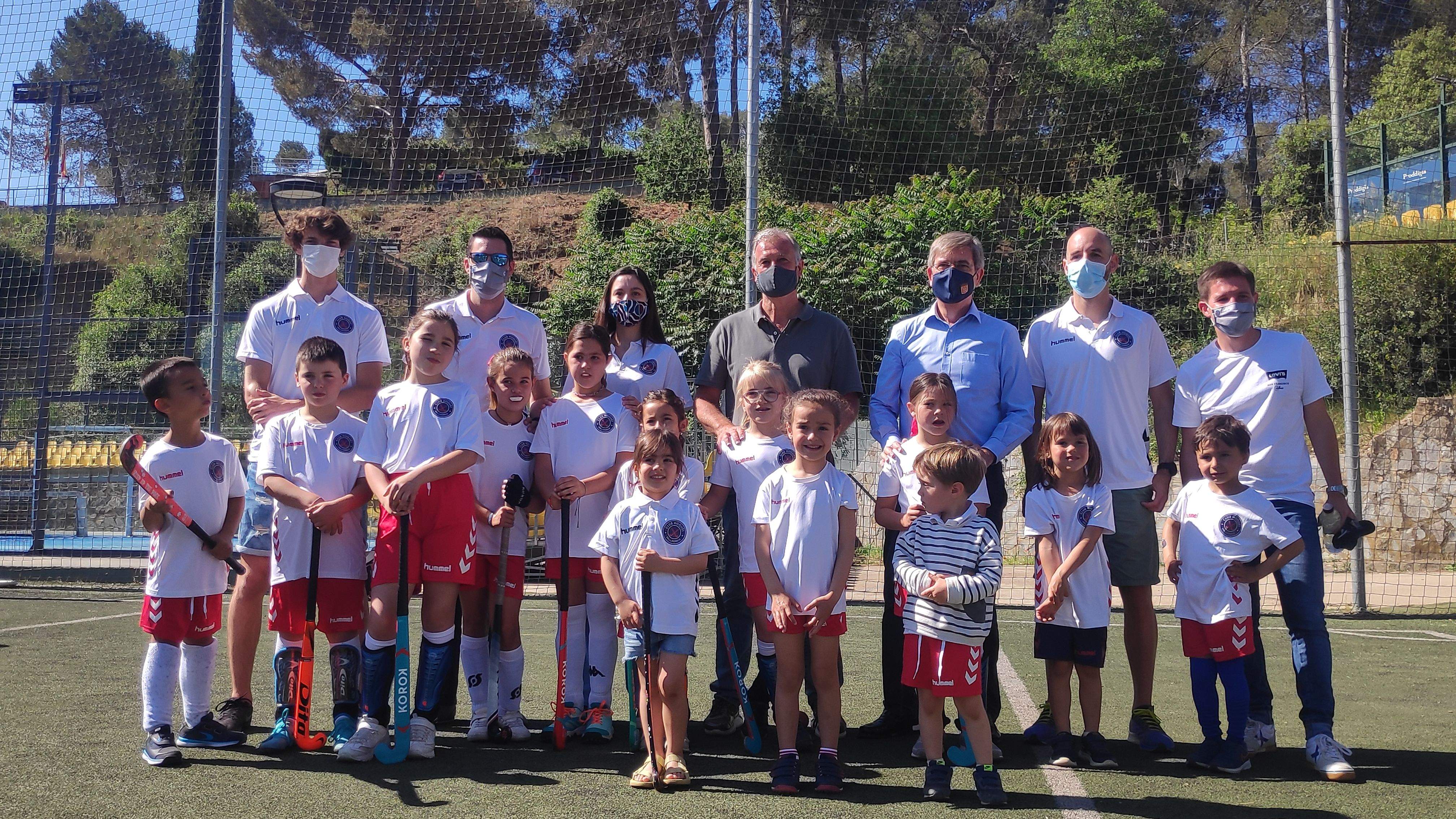 Integrants del CH Valldoreix amb, Sergi Salvó, president del club, Carlos Tost, director esportiu, Lluís Feliu, gerent, i el president de la Federació Catalana de Hockey, Xavi Adell i el president del CE Valldoreix, Joan Carles Pradell. FOTO: Amit Gayà.