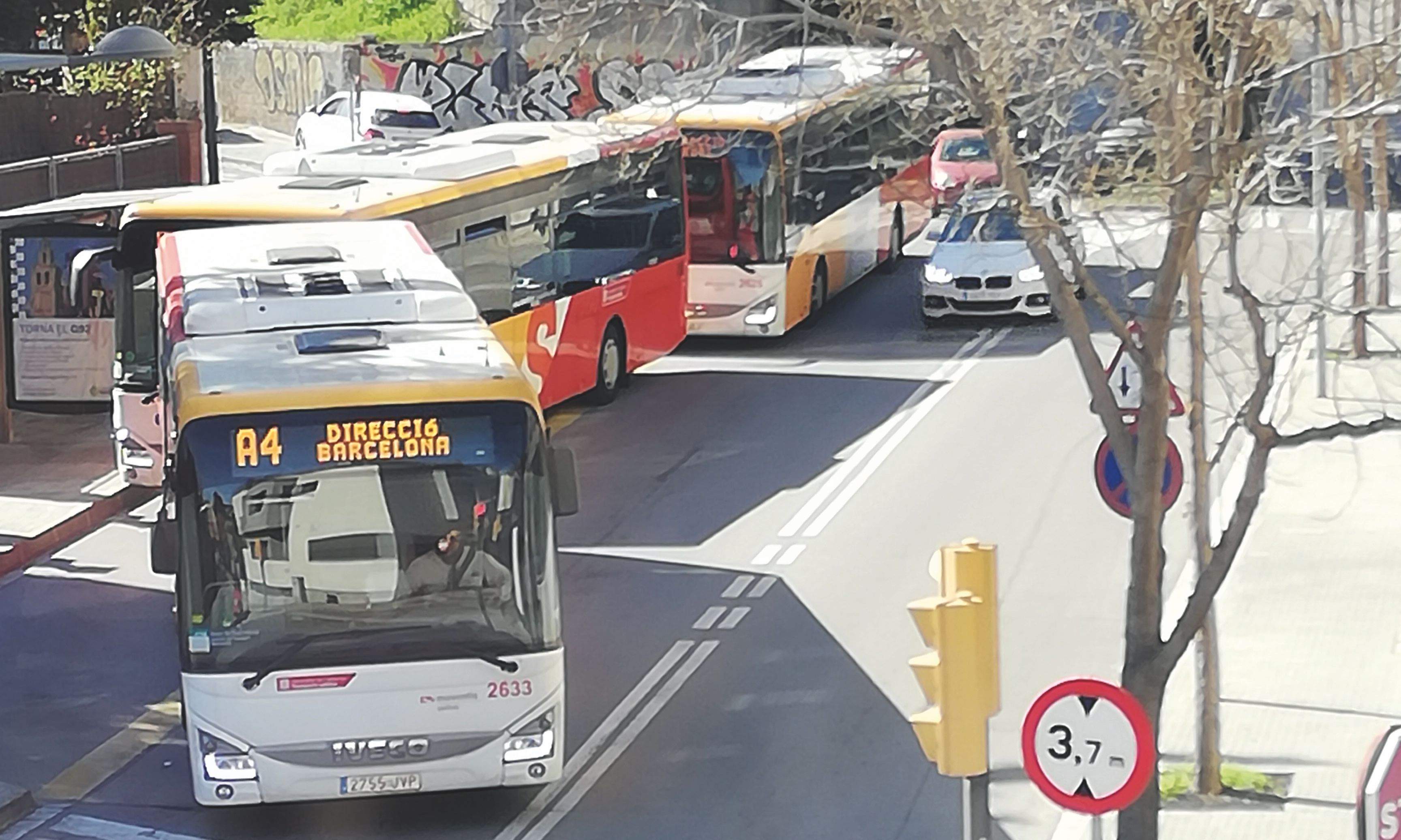 Autobusos al Carrer Safaretjos. FOTO: Jaume Dotti.