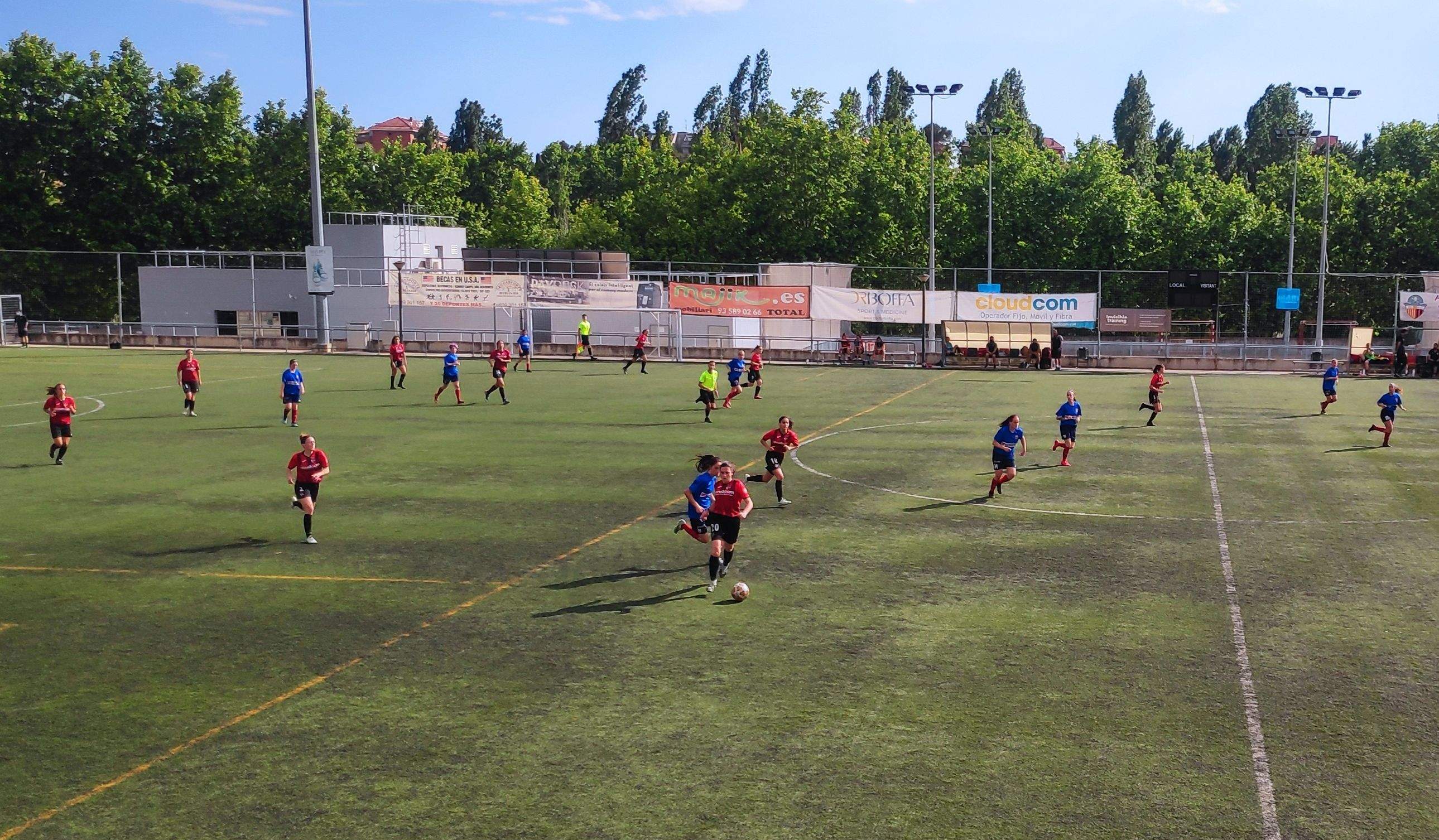 Laura Sesé en un dels atacs de la victòria del Sant Cugat FC sobre l'AEC Manlleu  per 2-0. FOTO: Amit Gayà.