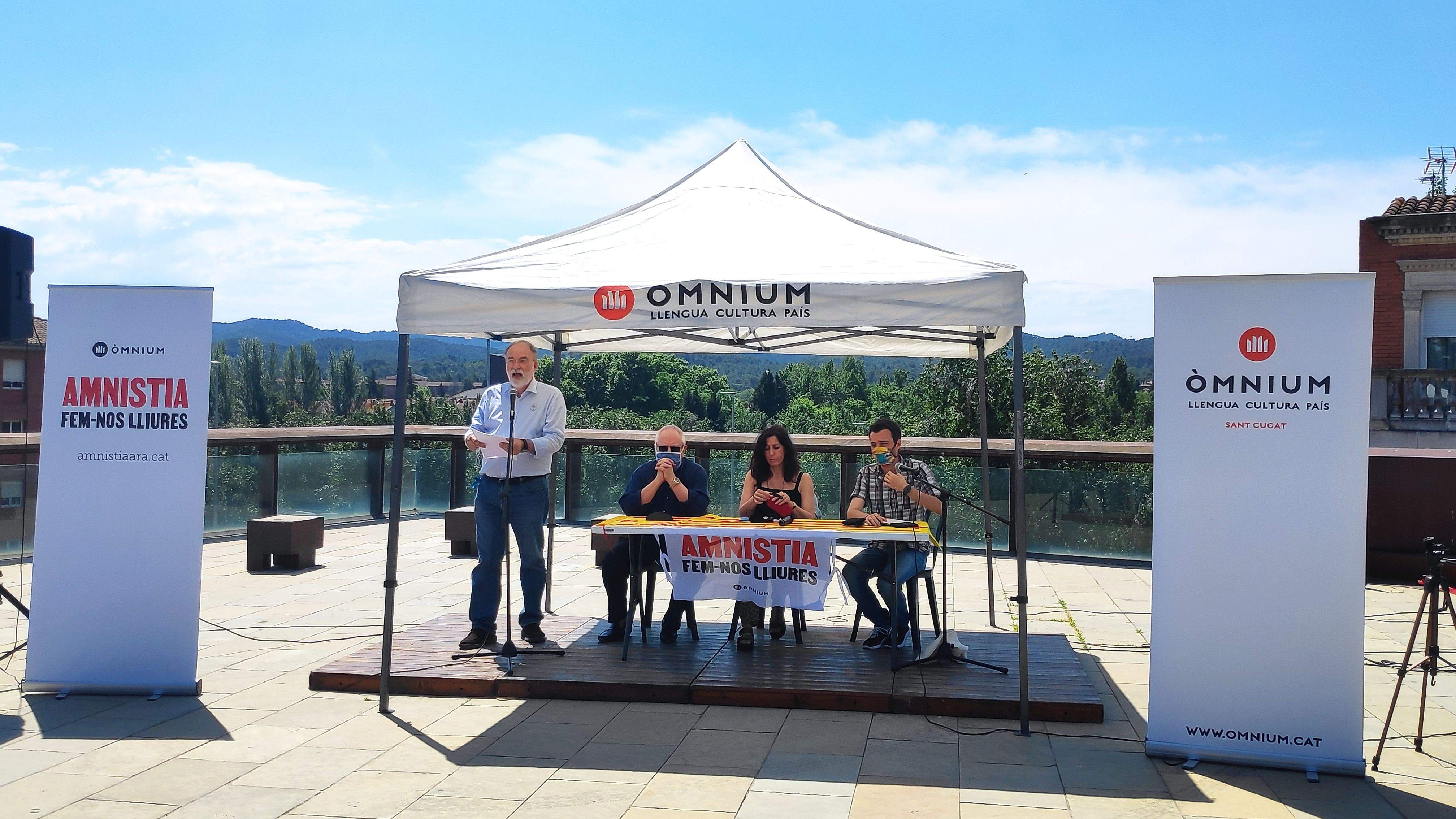 El president d'Òmnium Cultural, Jaume Angerri, juntament amb el jurista Joan Josep Queralt, la membre de la Junta Nacional d'Òmnium Cultural, Marta Garsaball i el responsable editorial d'elCugatenc, Jordi Pascual. FOTO: Amit Gayà.