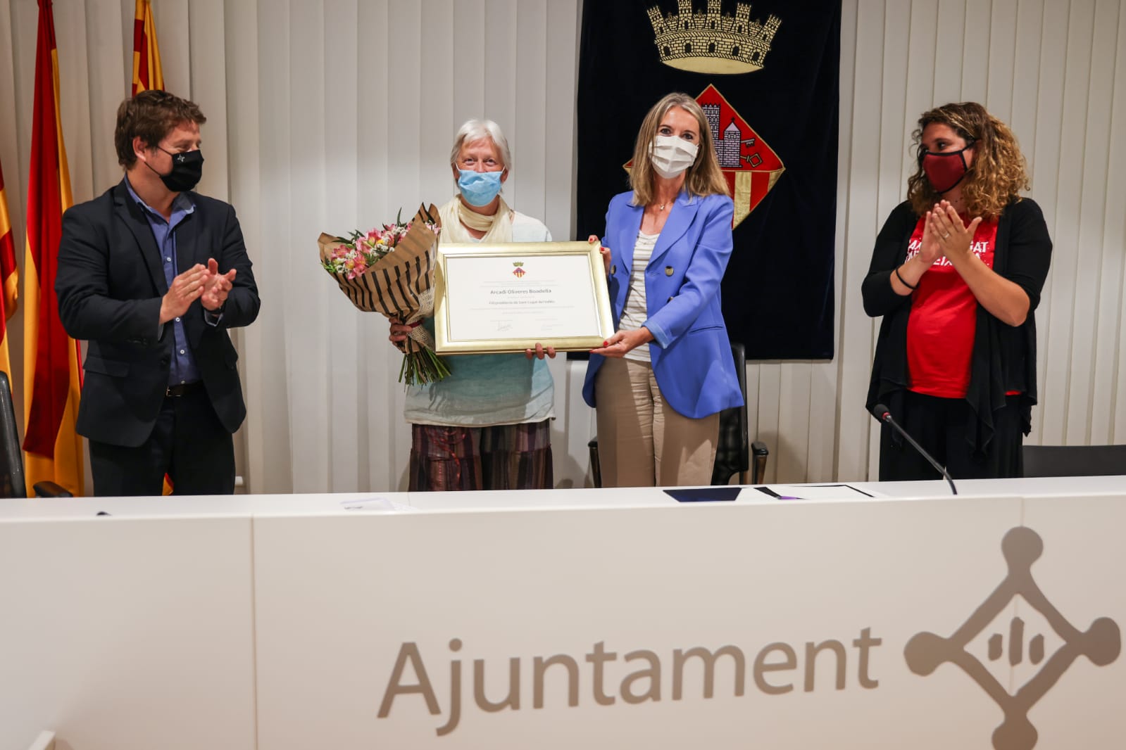 L'alcaldessa de Sant Cugat, Mireia Ingla, entrega una placa commemorativa a la dona d'Arcadi Oliveres. FOTO: Lali Puig
