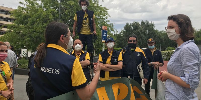 Alba Gordó (ERC Sant Cugat) atenen als repartidors de Correos Sant Cugat. FOTO: Nielo Ballart