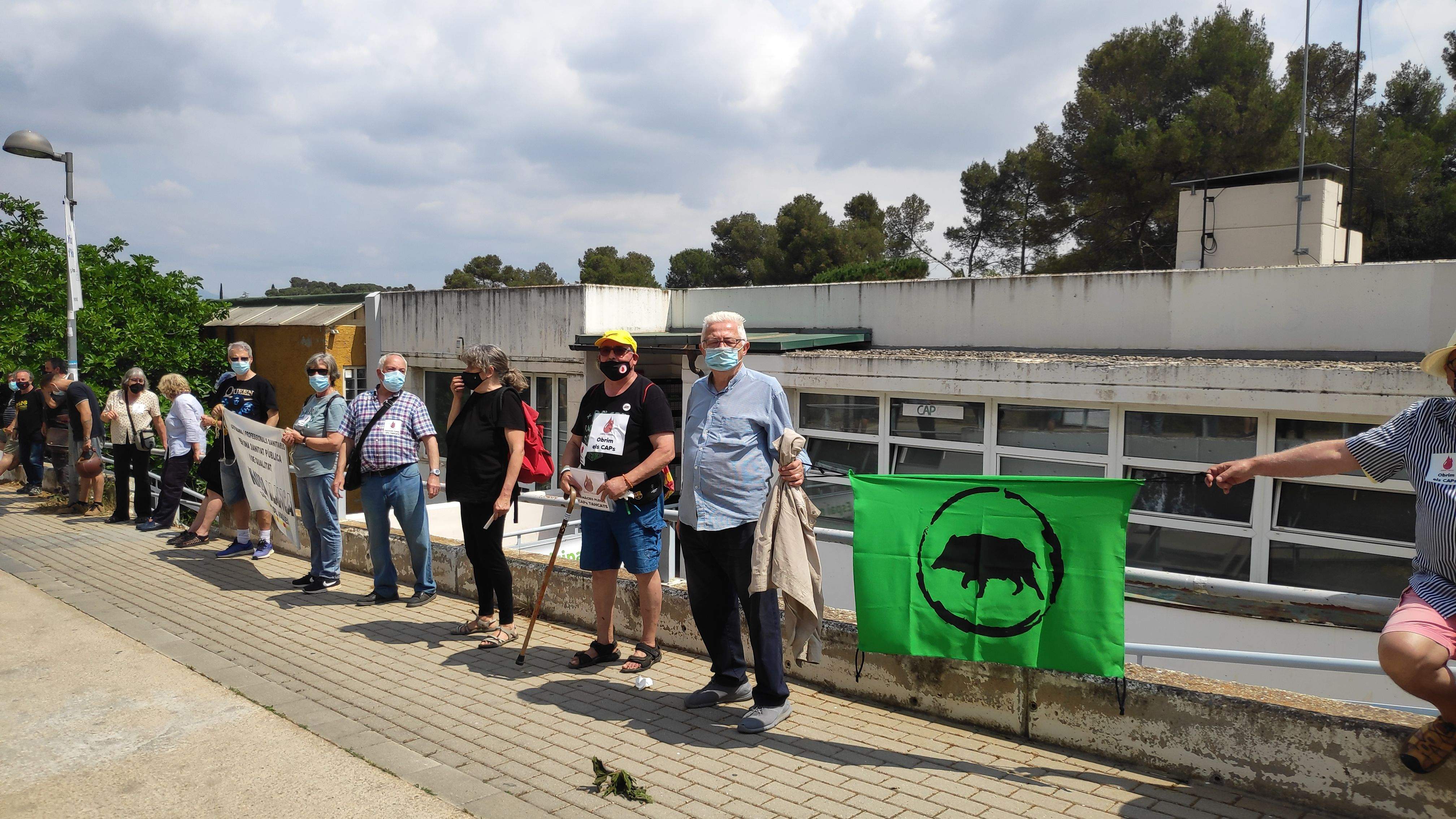 Alguns dels concentrats davant del Centre Social i Sanitari per reclamar la reobertura total del servei. FOTO: Amit Gayà.