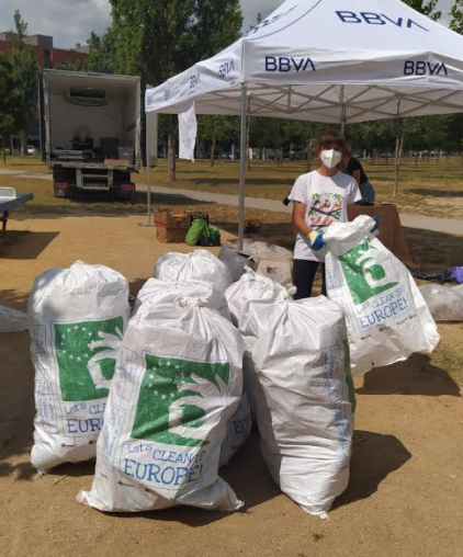 Els residus recollits en l'avituallament de Sant Cugat en l'Ultra Clean Marathon. FOTO: Cedida