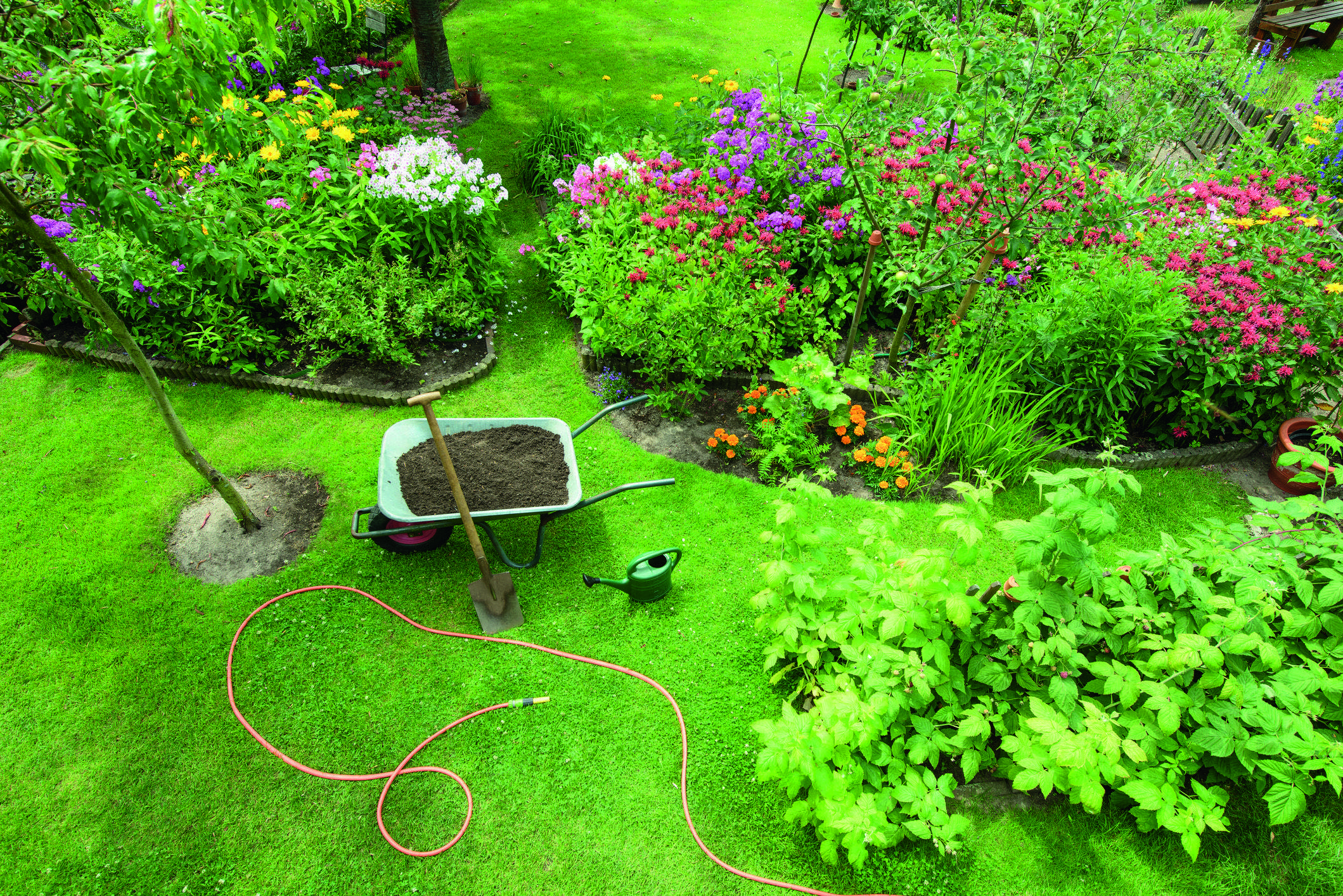 La bonança de la primavera ajuda a començar a arreglar el jardí per a l'estiu. FOTO: Cedida