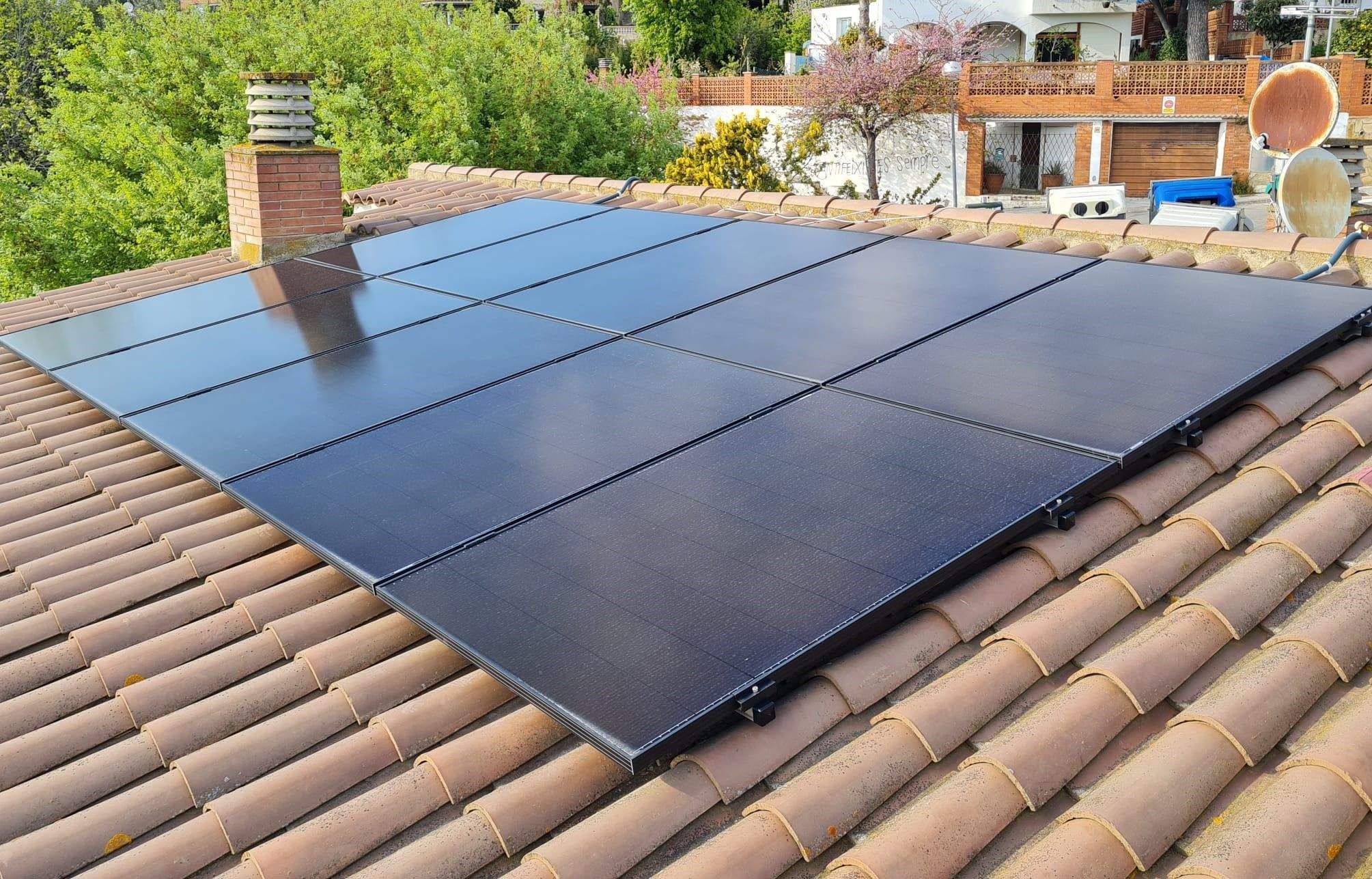 Plaques solars per a casa de Vivim solar. FOTO: Cedida