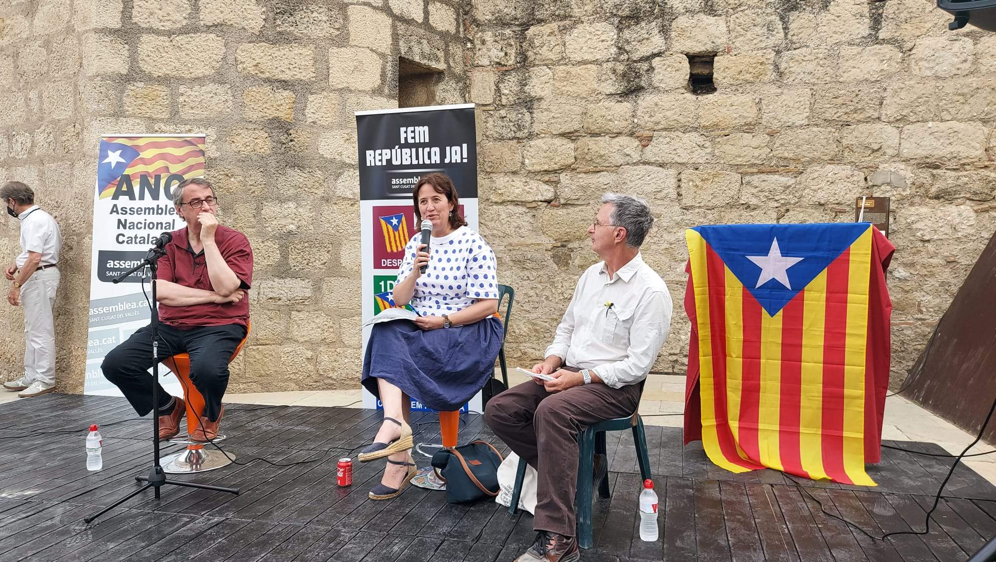 La presidenta de l'ANC, Elisenda Paluzie (al centre), juntament amb el periodista Vicent Partal (a l'esquerra) i el moderador Jaume Vilalta (a la dreta). FOTO: JLSilva