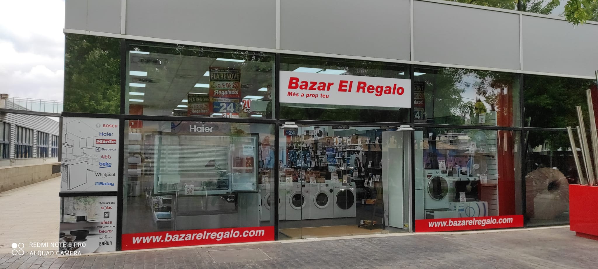 Façana de la nova botiga de 'Bazar El Regalo'. FOTO: Cedida