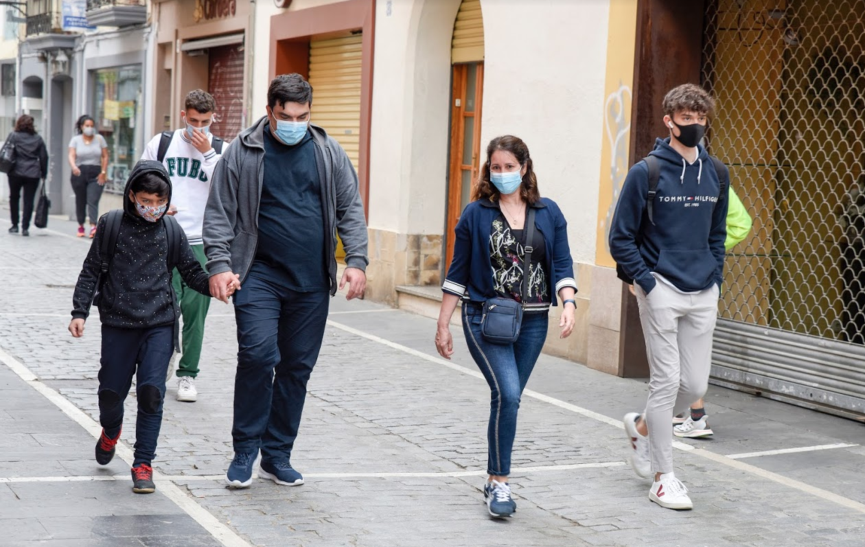 Gent amb mascareta pel carrer a Sant Cugat FOTO: Bernat Millet