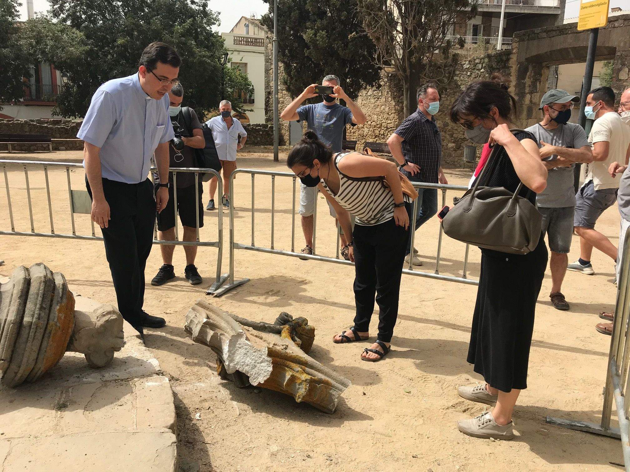 La tinenta d'alcaldia Esther Madrona (centre) analitzant l'estat de la creu de terme del Monestir. FOTO: Nielo Ballart