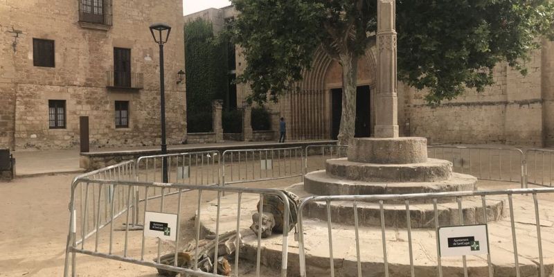 La creu de terme del Camí dels Monjos del Monestir va aparèixer trencada. FOTO: Nielo Ballart