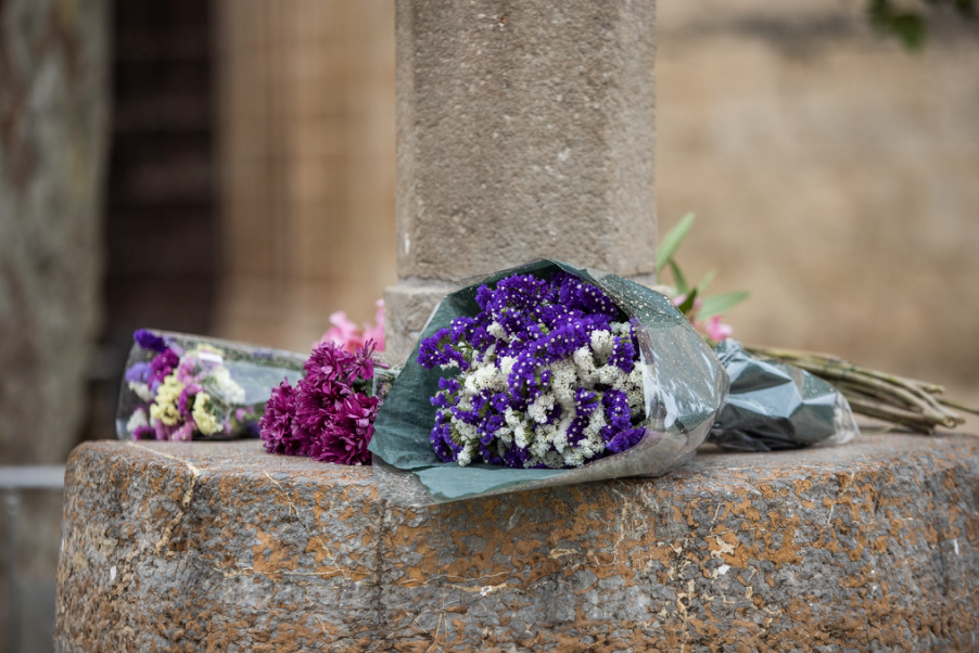 La ciutadania es va acostar a la creu a deixar flors. FOTO: Ajuntament Sant Cugat