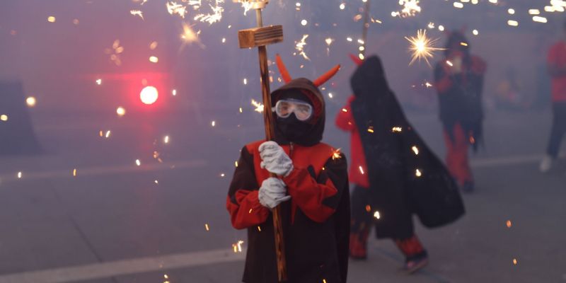Els petits dels Diables de Sant Cugat han calat foc a la Covid-19 amb el seu esclat inicial. FOTO: Anna Bassa
