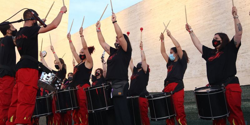 La percussió també ha estat present en l'esclat infantil dels Diables de Sant Cugat. FOTO: Anna Bassa