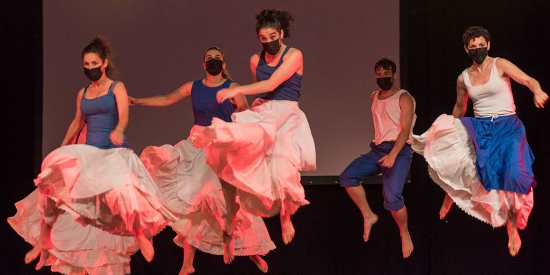 Espectacle 'Seguim Ballant', de l'Esbart Sant Cugat. FOTO: Bernat Millet