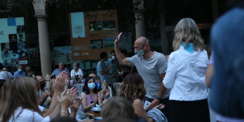 Raül Romeva rep un aplaudiment en l'espectacle del Grup Mediterrània. FOTO: Anna Bassa