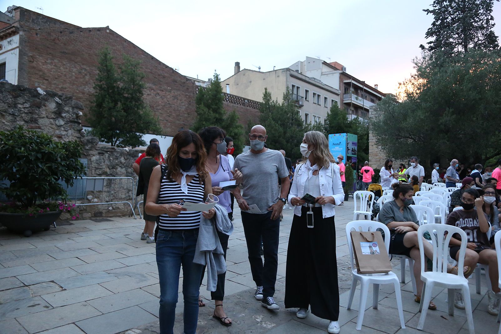 Raúl Romeva, la Consellera de Predisència i Mireia Ingla asisteixen a l'espectacle del Grup Mediterrània. Foto: Anna Bassa