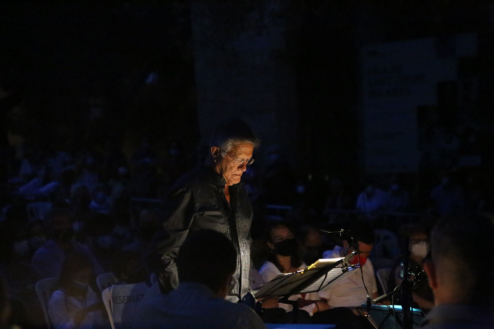 Jordi Núñez i Pallarola dirigeix la cobla La Principal del Llobregat. Foto: Anna Bassa