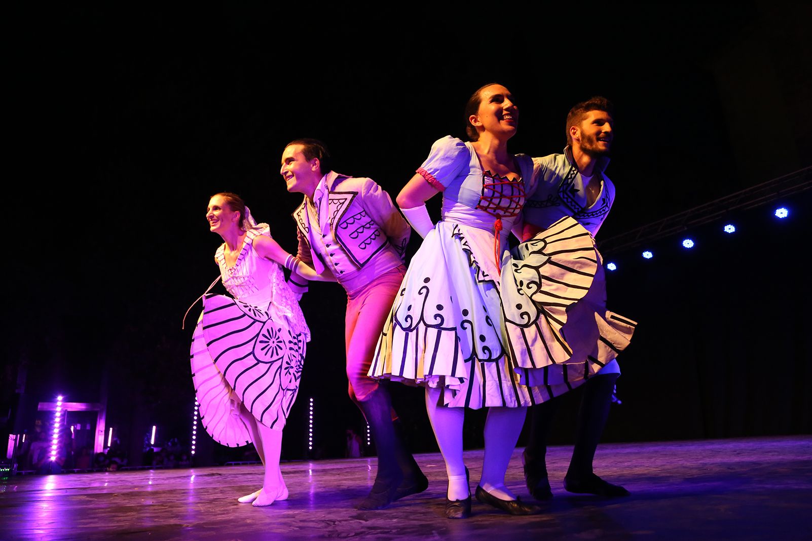 'Temps de dansa' Grup Mediterrània. Foto: Anna Bassa