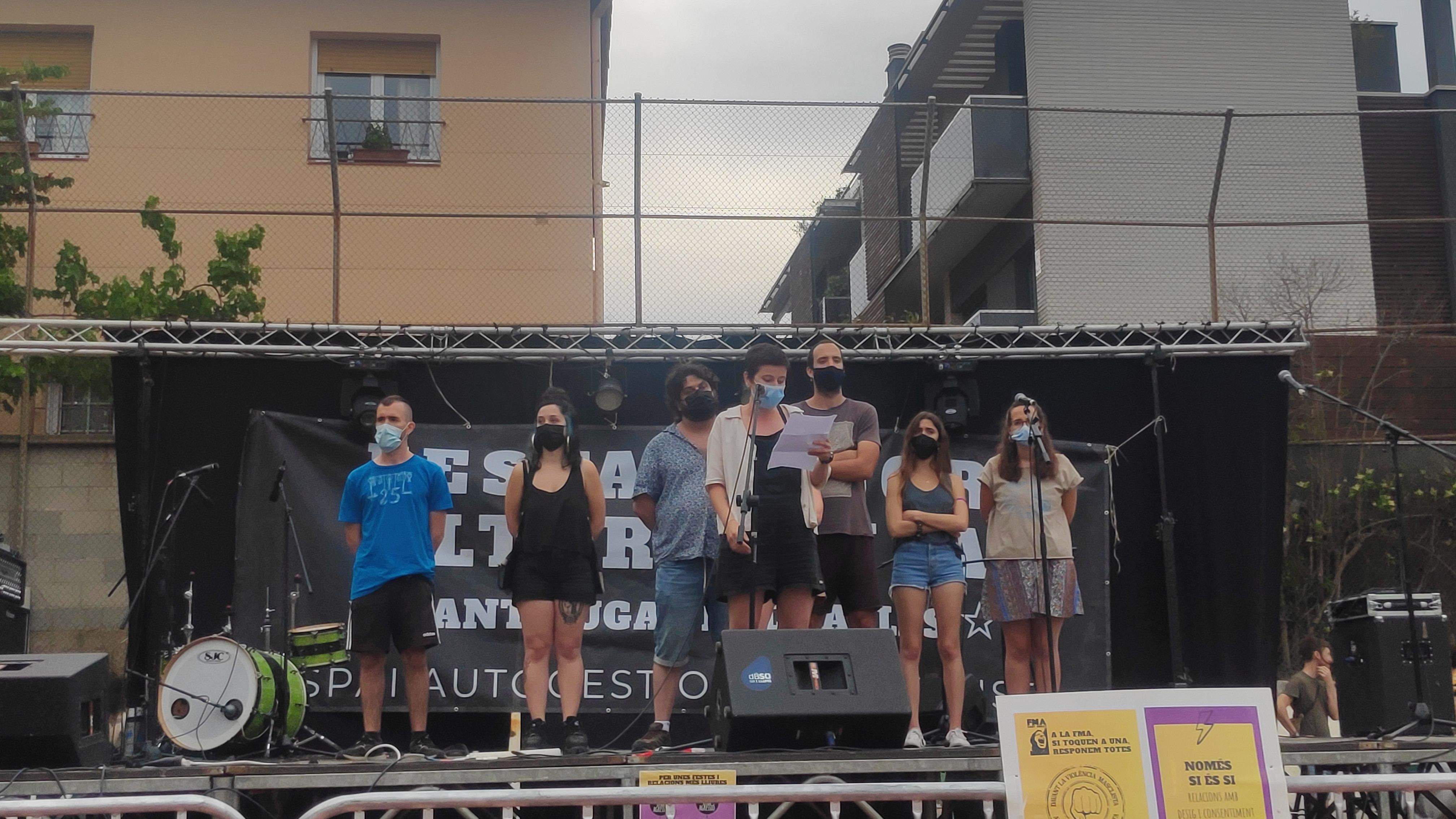 Lectura del pregó de la Festa Major Alternativa de Sant Cugat. FOTO: Amit Gayà.
